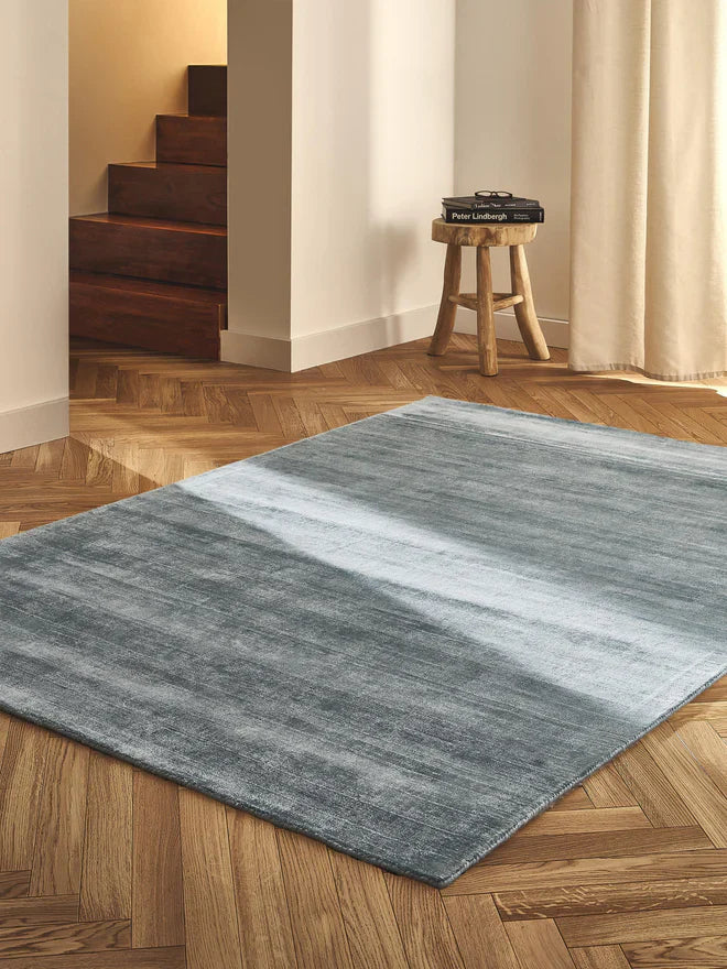 Gray Blue


 Luxury Viscose Silk Hand Tufted Rug