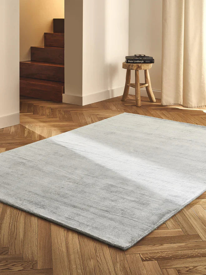 Light Grey





 Luxury Viscose Silk Hand Tufted Rug